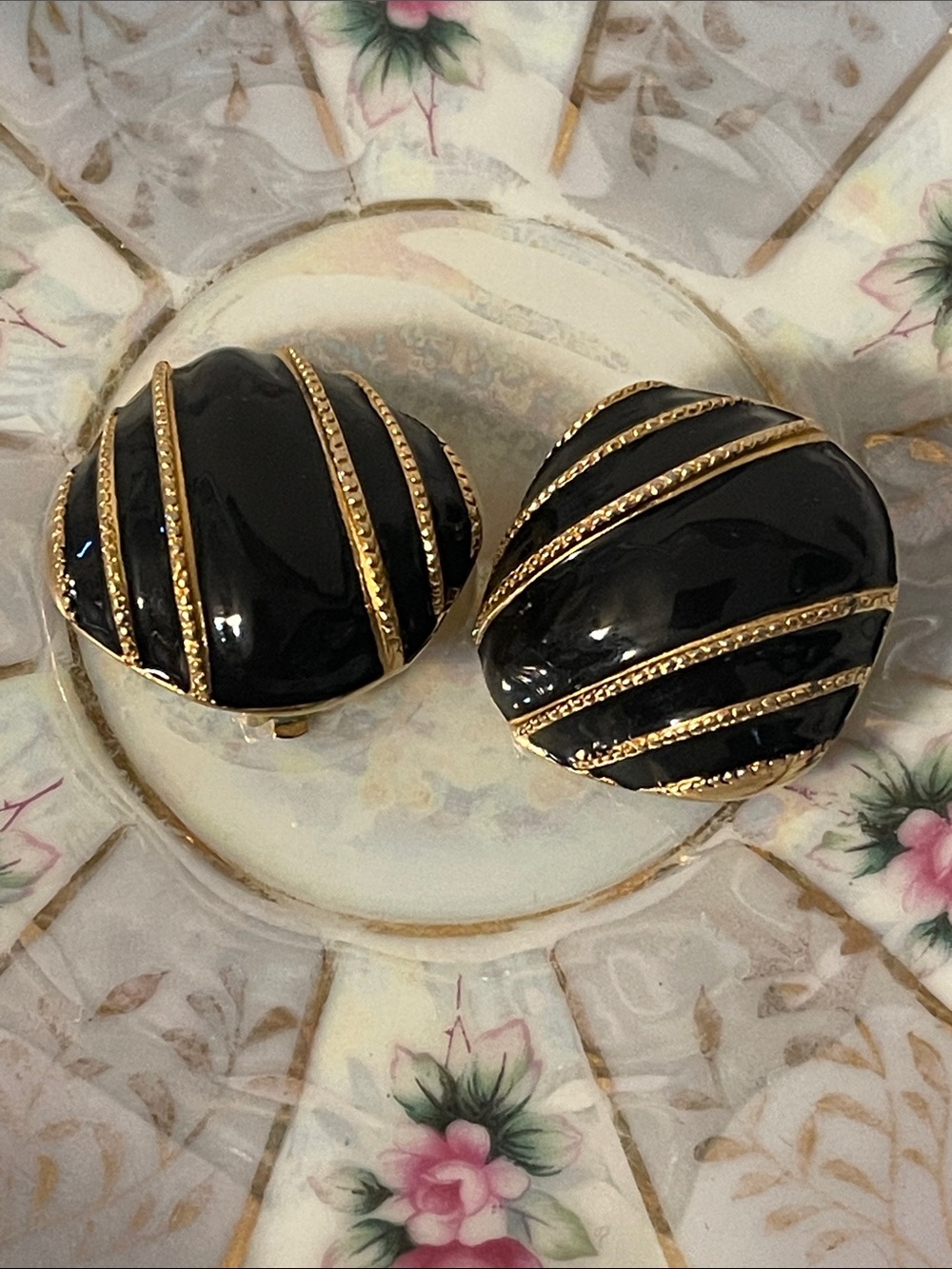 1980’s Les Bernard Black Enamel & Gold Clam Shell Clip-On Statement Earrings